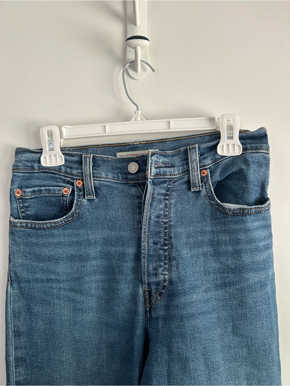 Levi's Straight Leg Women's Jeans in Medium Blue Wash - Picture 2 of 6